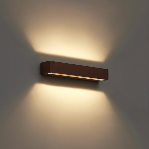 Rechteckige LED Wandleuchte aus Metall in Rostoptik mit Lichtaustritt nach oben und unten.