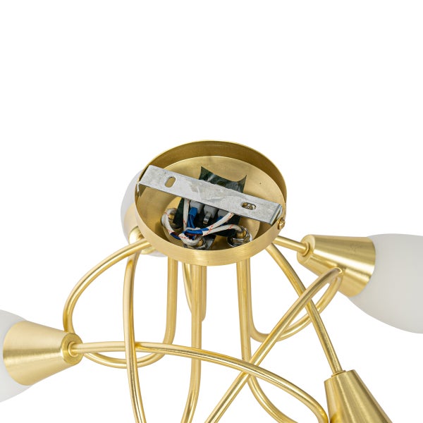 Deckenleuchte mit Metallelementen und Verkabelung