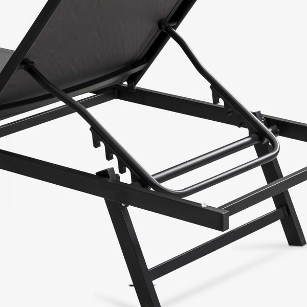 Detailansicht der mehrfach verstellbaren Rückenlehne einer schwarzen Sonnenliege aus Metall und Textilgewebe.