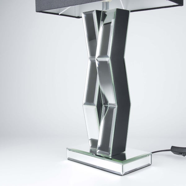 Tischleuchte mit schwarzem Lampenschirm und Spiegelglasfuß