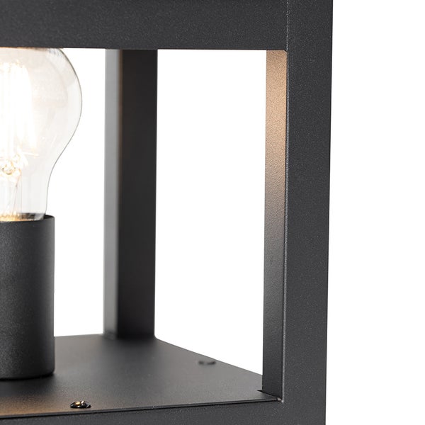 Detailaufnahme einer schwarzen Aussenleuchte mit Glühbirne.