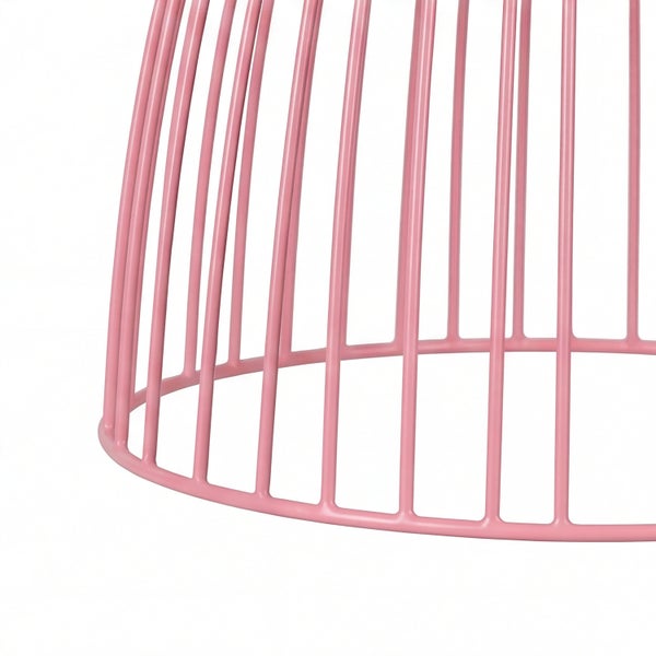 Detailansicht eines pinkfarbenen Metalltischgestells