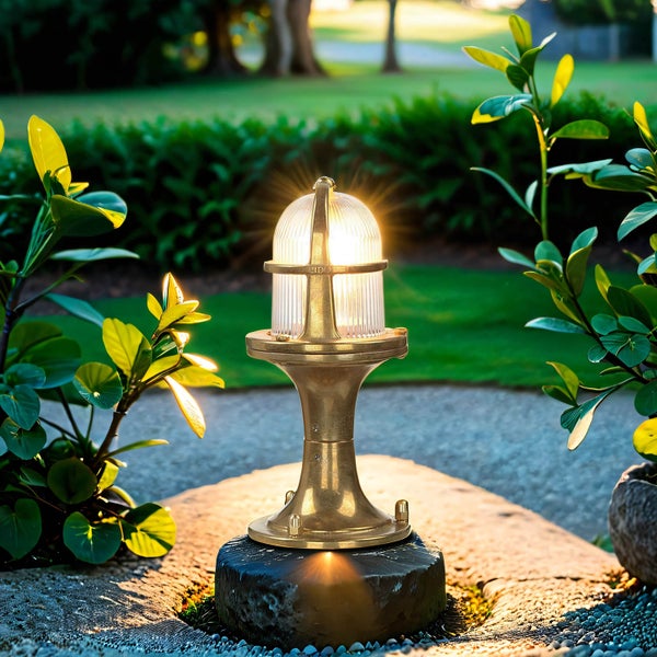 Dekorative Aussenleuchte aus Metall im Garten