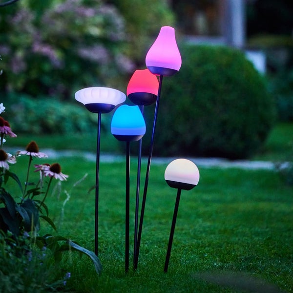 Mehrfarbige Gartenleuchten mit Erdspieß auf Rasen
