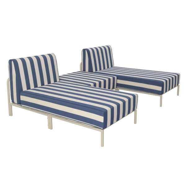 Zweiteiliges Gartenliegen-Set mit gestreiften Polstern und Metallgestell.