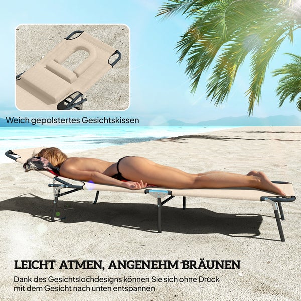 Beige klappbare Sonnenliege mit Metallgestell und gepolstertem Gesichtsausschnitt an einem hellen Strand unter Palmen.