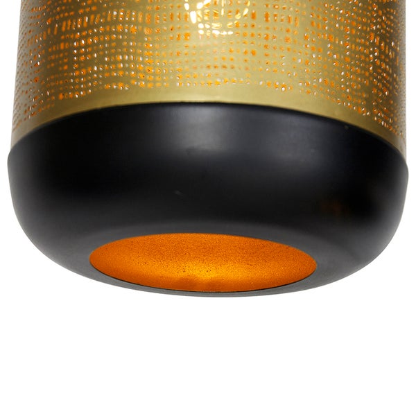Detailansicht einer goldenen Hängeleuchte mit Lochmuster und schwarzem Lampenschirm