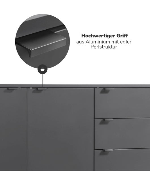 Modernes Interieur mit schwarzen Schuhschränken, dekorativen Bildern und einem grauen Sitzhocker