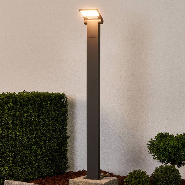 Moderne LED-Wegeleuchte für den Außenbereich aus anthrazitfarbenem Metall in schlankem, rechteckigem Design, installiert in einem Garten.