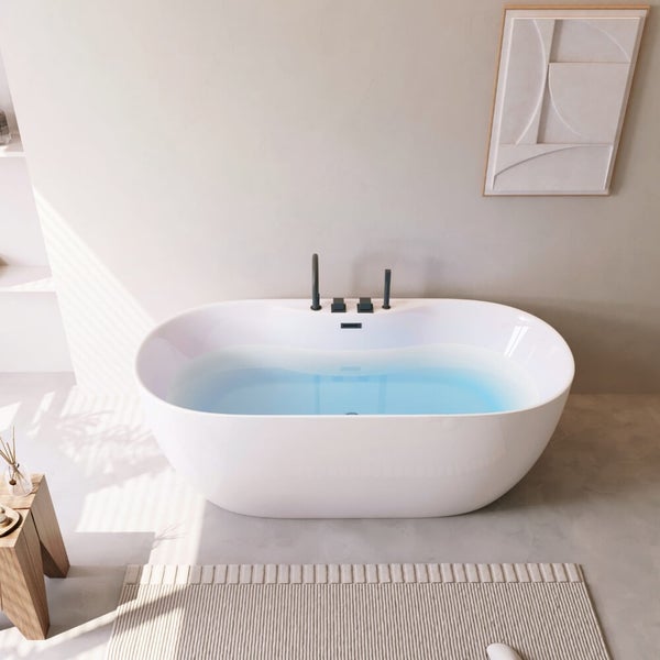 Freistehende Badewanne mit Armatur in einem modernen Badezimmer mit schlichter Wanddekoration und strukturiertem Teppich