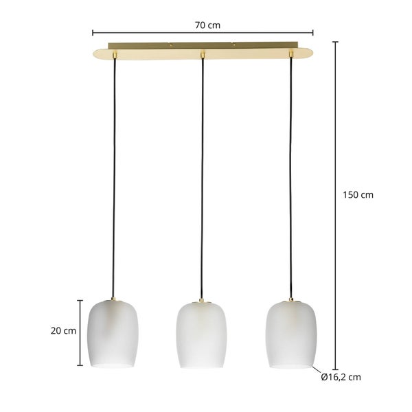 Dreiflammige Pendelleuchte mit goldfarbener Deckenhalterung, schwarzen Kabeln und drei weißen Schirmen aus satiniertem Glas.