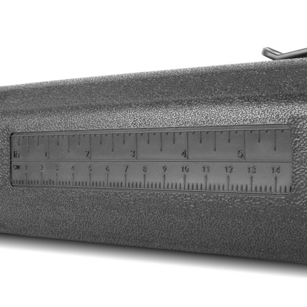 Detailansicht einer Messskala in Zoll und Zentimetern auf einem Werkzeugkoffer