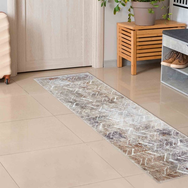 Flur mit gemustertem Läufer, Schuhregal und Holzhocker