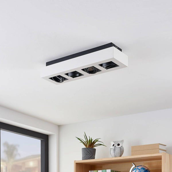 Deckenleuchte mit drei Strahlern im modernen Wohnraum