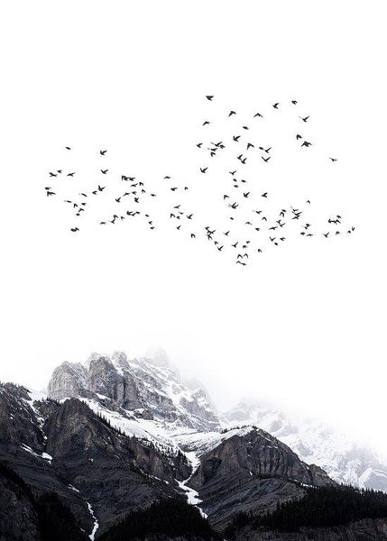 Wandbild mit Gebirgslandschaft und Vogelschwarm, minimalistische Naturfotografie mit verschneiten Berggipfeln.