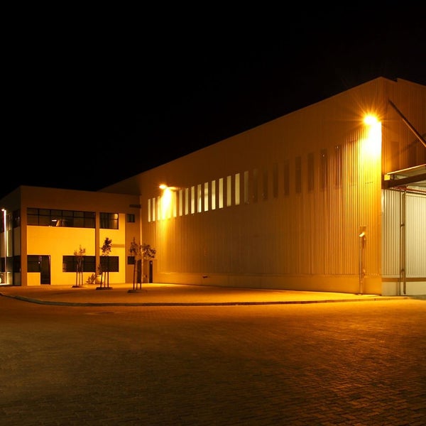 Außenansicht eines Lagergebäudes bei Nacht mit Beleuchtung