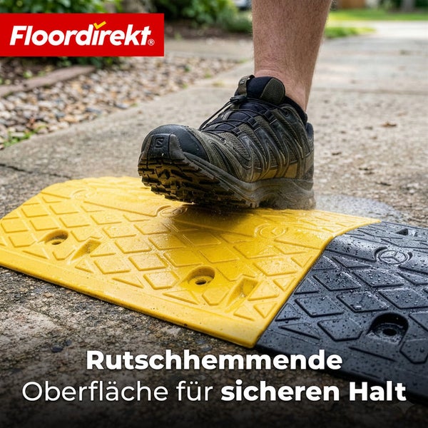 Kabelbrücke mit rutschhemmender, strukturierter Oberfläche für sicheren Tritt unter einem Schuh sowie Floordirekt Logo.