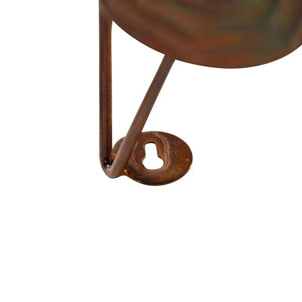 Detail einer Metallhalterung mit Aufhängeloch