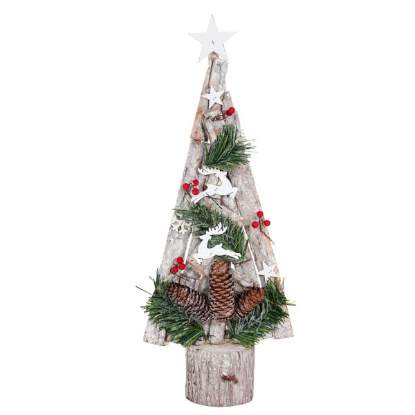 Dekorativer Weihnachtsbaum aus Holz mit Stern, Tannenzapfen und Hirschmotiven