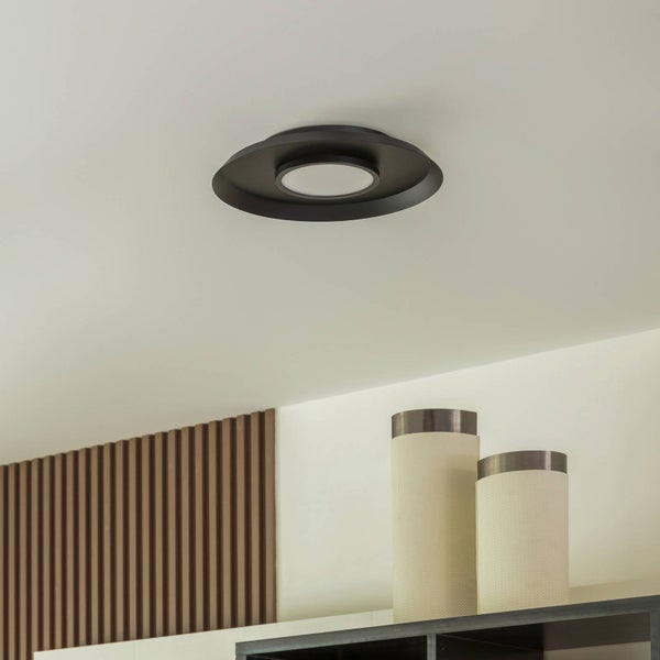 Deckenleuchte aus Metall im Innenraum