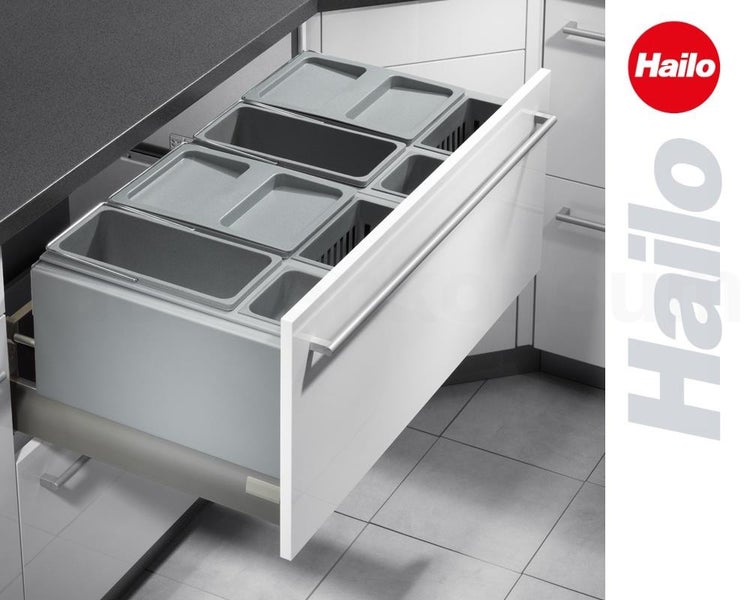 Hailo Abfalltrennsystem in einer ausgezogenen Küchenschublade mit grauen Kunststoffbehältern unterschiedlicher Größe.