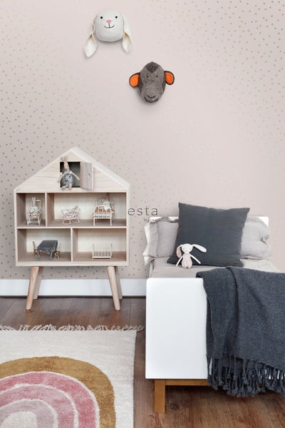 Helles Kinderzimmer mit Puppenhaus auf Füßen, Kinderbett, Wanddekoration und Regenbogen Teppich.