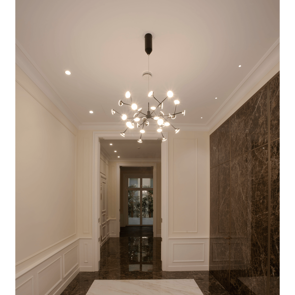 Moderner Flur mit Marmorboden und Wandvertäfelung sowie einem ausgefallenen Pendelleuchter in einem luxuriösen Interieur.