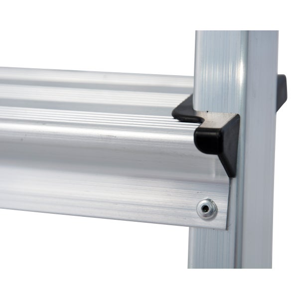 Detail einer Aluminiumleiter mit Stufen und Kunststoffverbindungsstücken