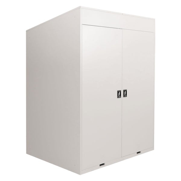 Weißer Metall-Geräteschrank mit Doppeltüren und schwarzen Griffen.