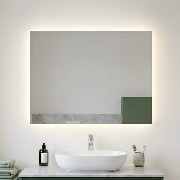 Rechteckiger Badezimmerspiegel mit LED-Hintergrundbeleuchtung über einem weißen Aufsatzwaschbecken auf einem hellen Waschtisch.