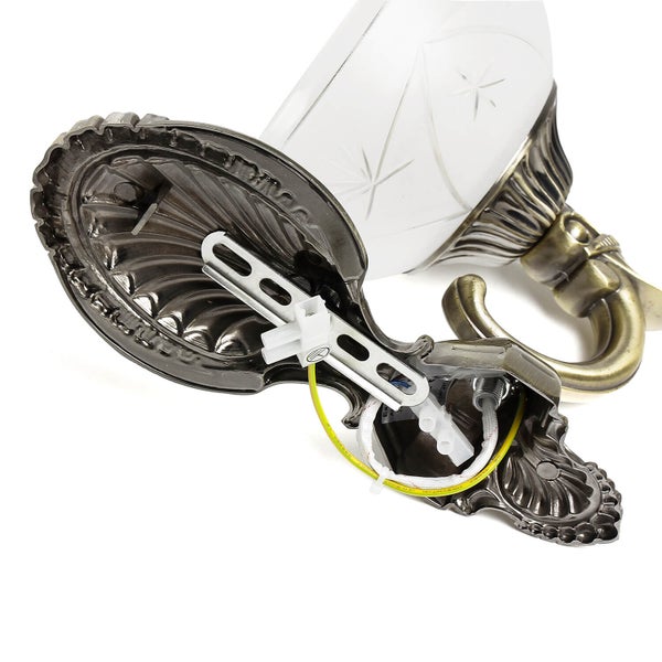 Wandleuchte mit Glasschirm und Metallelementen