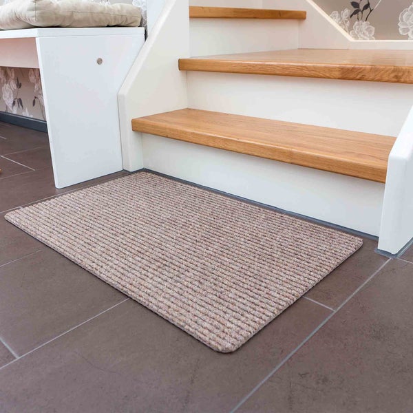 Fußmatte aus Textil vor einer Treppe