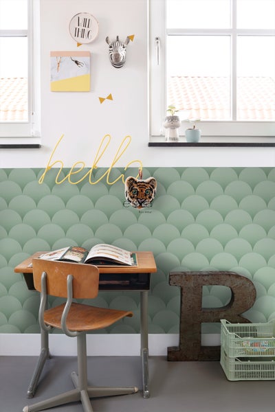 Einrichtung eines Kinderzimmers mit Schreibtisch und Dekoration