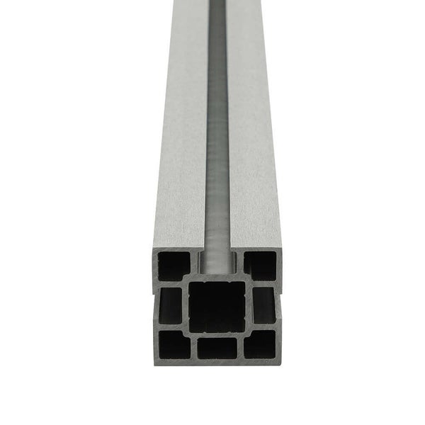 Ein Aluminium-Profil mit quadratischem Querschnitt und integrierter Nut zur Verwendung im Heimwerkerbereich.