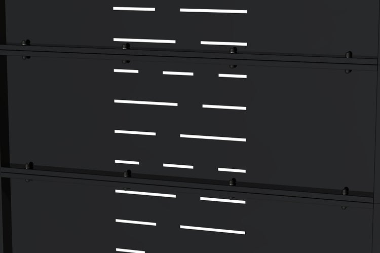 Detailaufnahme eines schwarzen Metallpaneels mit horizontalen Schlitzen und Befestigungselementen.