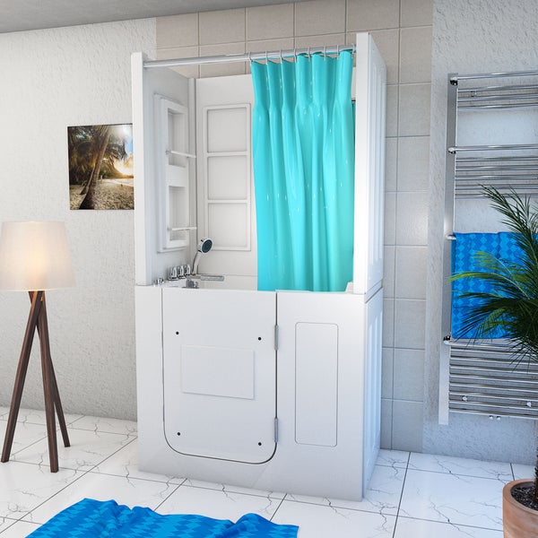 Moderne weiße Sitzbadewanne mit Einstiegstür, integrierter Dusche und blauem Duschvorhang in einem hellen Badezimmer mit Fliesenboden.