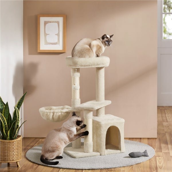 Katzenkratzbaum mit zwei Katzen, Kratzsäule, Liegeflächen und Spielzeugfisch