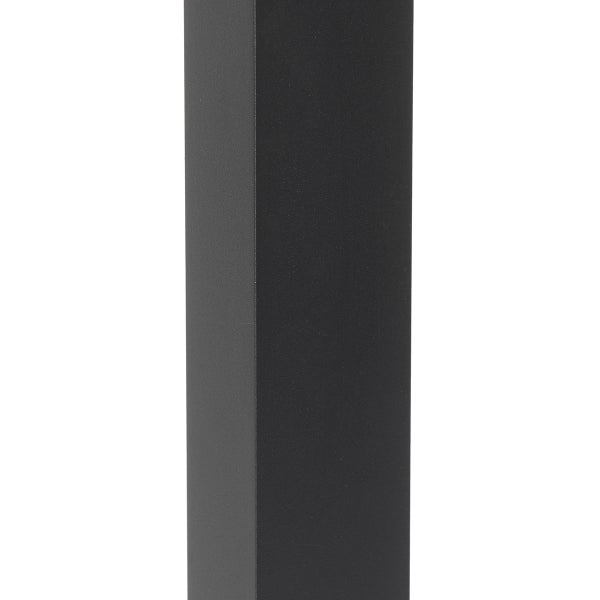 Nahaufnahme eines rechteckigen Metallpfostens mit mattschwarzer Oberflächenbeschichtung.