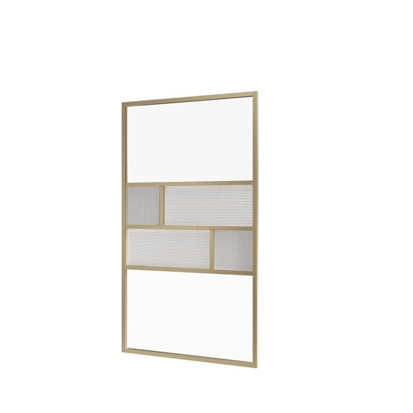 Begehbare Duschwand mit goldfarbenem Rahmen, Klarglas und strukturierten Glaselementen im geometrischen Muster.