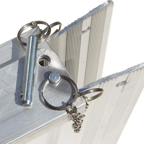 Detailansicht einer Aluminiumleiter mit Sicherungsstift und Kette