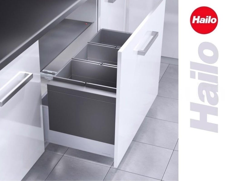 Hailo Logo, Einbau-Abfalltrennsystem mit drei grauen Abfalleimern in einer ausgezogenen weißen Küchenschublade.