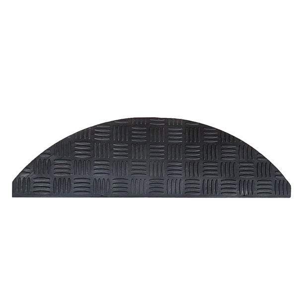 Halbrunde Gummistufenmatte mit geriffeltem Muster