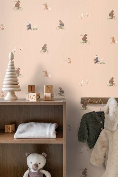 Kindertapete mit Tiermotiven und Fahrradillustrationen auf fein gestreiftem Untergrund im Kinderzimmer.