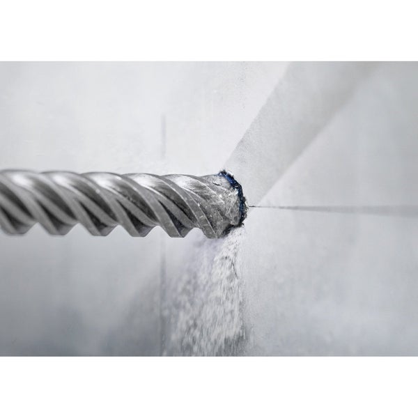 Spiralbohrer beim Bohren in eine Wand