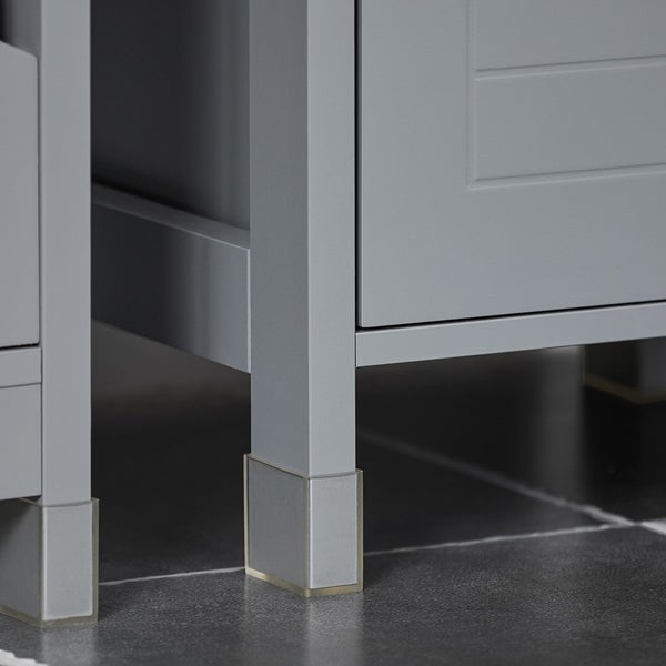 Detailaufnahme eines grauen Waschtischunterschranks mit Füßen