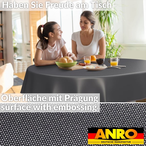 Szene mit einer Mutter und ihrer Tochter am Esstisch mit einer grauen Tischdecke mit Prägung. ANRO Deutsche Manufaktur Logo.