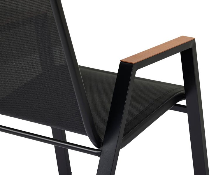 Detail eines Gartenstuhls mit schwarzem Metallrahmen, schwarzem Textilene-Gewebe und einer Armlehne mit Holzauflage.