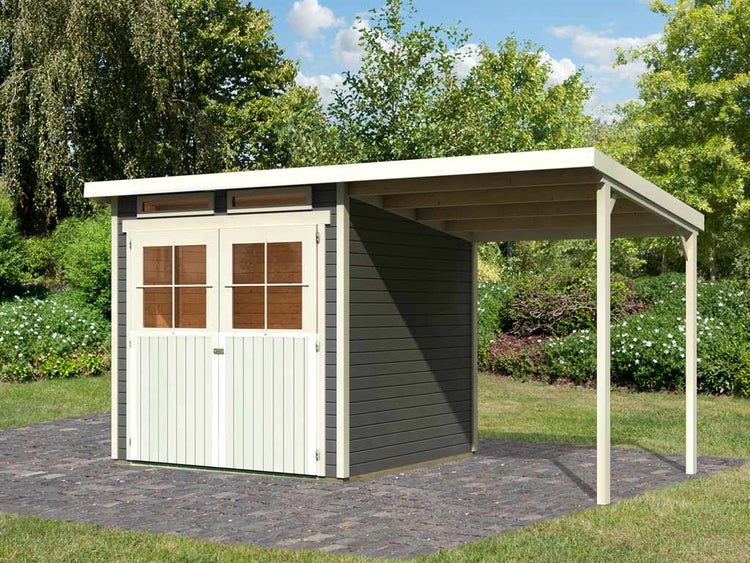Gartenhaus aus Holz mit Flachdach, Doppeltür mit Fensterausschnitten und seitlichem Anbau auf einer gepflasterten Fläche im Garten.