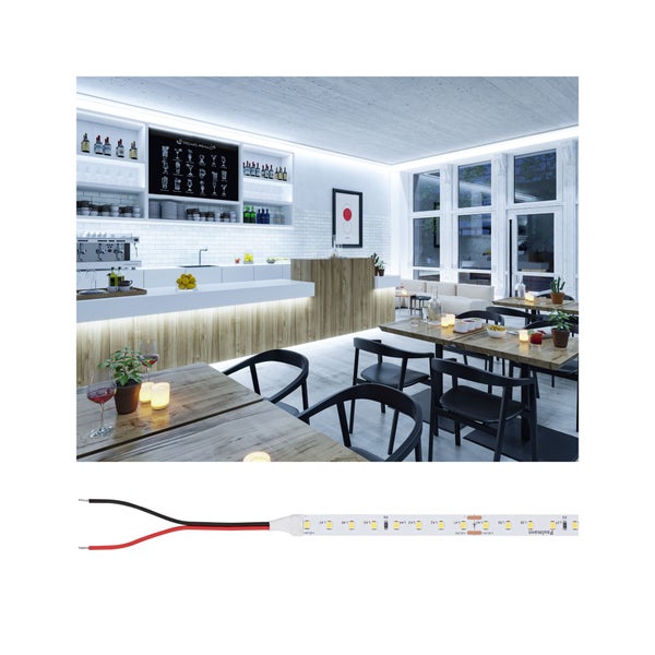 Paulmann LED Streifen fuer indirekte Beleuchtung in einer modernen Bar mit Holztischen und Stuehlen.