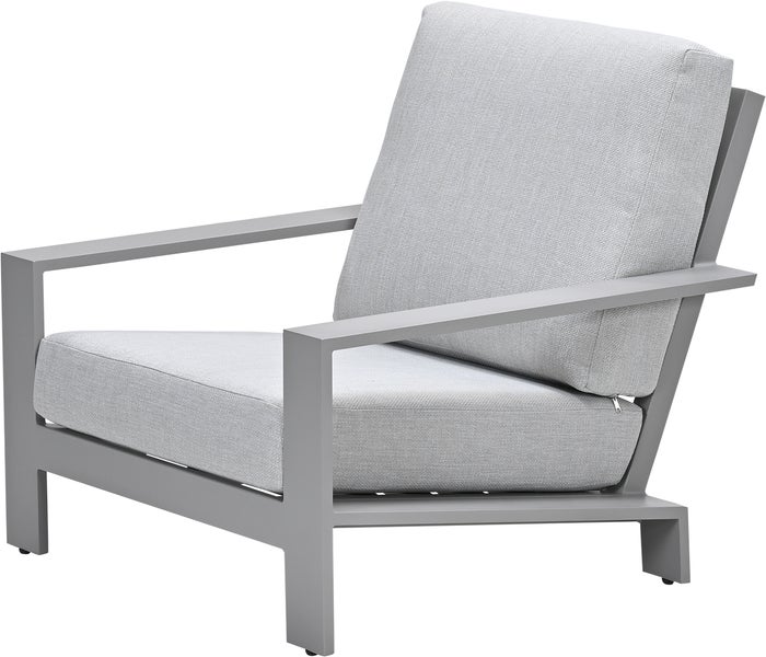 Moderner Loungesessel für den Außenbereich mit grauem Aluminiumgestell und hellgrauen Polstern.